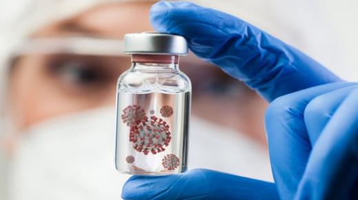 عالم فيروسات يحدد أعراض “أوميكرون” المميزة ويتكهن بموعد اندثار الوباء..