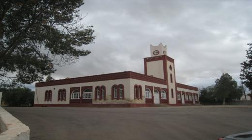 نداء من أجل التدخـل العاجل لإيقـاف ما تتعرض له بناية نادي الضباط سابقا( Le Mess) بوجدة من تخريـب مُمنهج ..