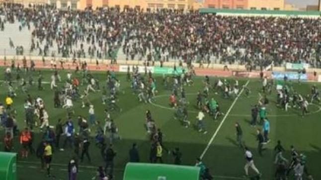 على هامش المواجهات الدامية ل”ديربي” الشرق.. هل بات الشغبُ والعنفُ آفةً مزمنةً في الملاعب الرياضية المغربية؟