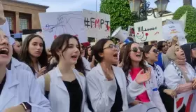 مقترح جديد ينهي أزمة الطلبة الأطباء