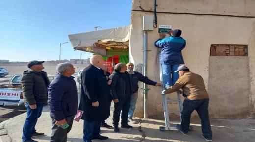 مُخجل.. في أول خروج له، رئيس جماعة وجدة يُدشّن ال100 يوم من توليه الرئاسة بالإشراف على ترقيم الأزقة..؟