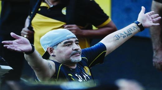 الأسطورة الكروية مارادونا يتجاوز محنة «النزيف الداخلي»