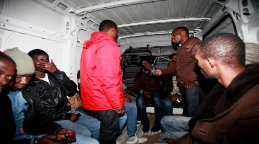 اعتقال أربعة مهاجرين أفارقة بعد احتجاز أحدهم وتعريضه للضرب والحرق والجرح بواسطة ادوات حادة