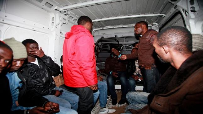 اعتقال أربعة مهاجرين أفارقة بعد احتجاز أحدهم وتعريضه للضرب والحرق والجرح بواسطة ادوات حادة