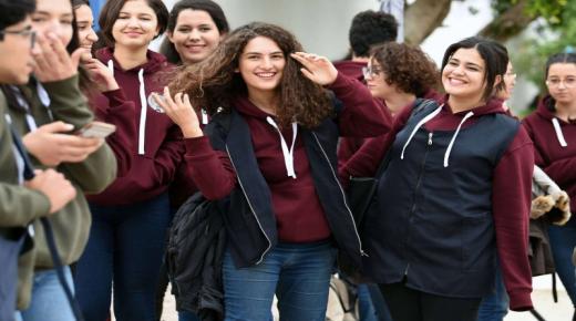 الحب بين التلميذة والأستاذ.. مشاعر زائفة تحركها المراهقة