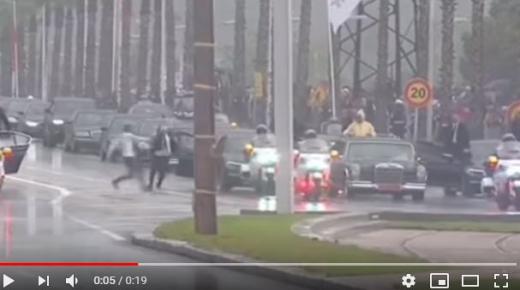 لحظة اختراق الموكب الملكي من طرف مراهق “فيديو”