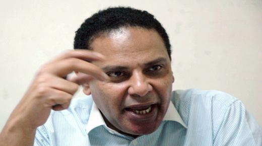 الكاتب العربي الكبير علاء الأسواني صاحب “عمارة يعقوبيان” ملاحق بـ”إهانة الرئيس والقضاء”