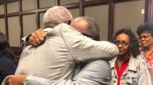 صادم.. تبرئة سجينين قبعا 42 عاما في السجن ظلما!