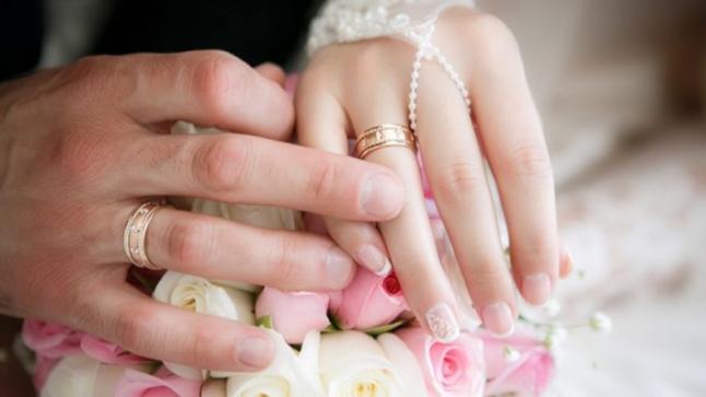 أستاذة تخلق الحدث وتتزوج بتلميذ يدرس في الباكالوريا ويصغرها بعشر سنوات