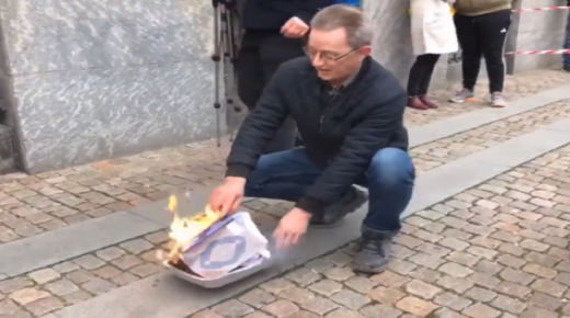 أمام حشد من المصلين.. رئيس حزب دنماركي يميني متطرف يحرق نسخ من القرآن الكريم