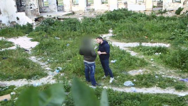 قناة تلفزية إسبانية.. منحت 2000 درهم لحارس سيارات لتقدمه بصفته “إسكوبار المغرب”