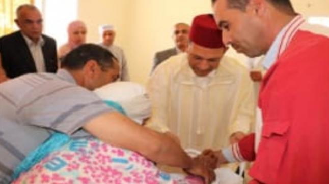 اثر توزيع قفة رمضان ..استنكار واسع بسبب تقبيل سيدة عجوز يد عامل إقليم جرسيف
