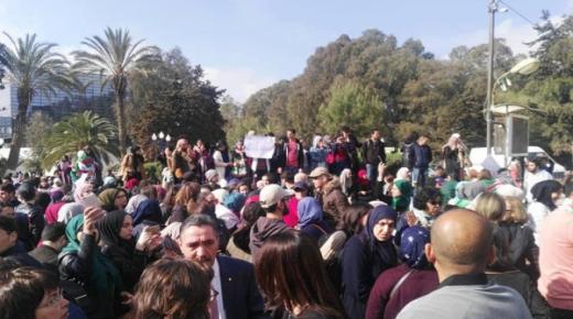 بالفيديو.. مواجهة دامية في حرم جامعي بين صائمين و”وكالين” رمضان