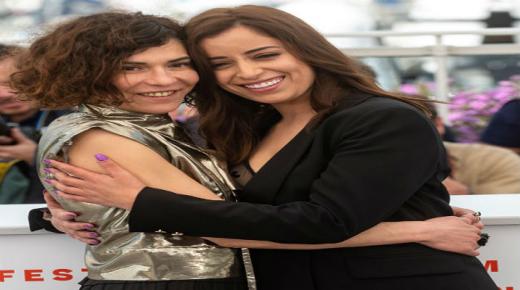 تبادل القبل بين ممثلتين مغربيتين بشكل مثير يشعل مواقع التواصل الإجتماعي