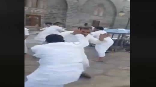 “فيديو”.. في أقدس الأماكن معتمرون “يُقربلونها”فيما بينهم بالمدينة المنورة قبل أذان المغرب