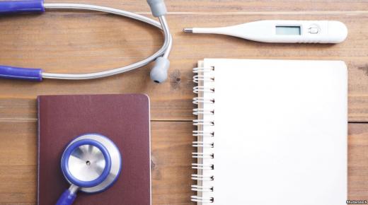 الأطباء يكتبون بخط غير مفهوم.. لماذا؟