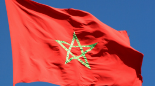 تلاميذ ينزلون العلم الوطني ويرفعون بدلا منه” العلم” الأمازيغي في ساحة المدرسة والأمن يعتقل المدير وأستاذين