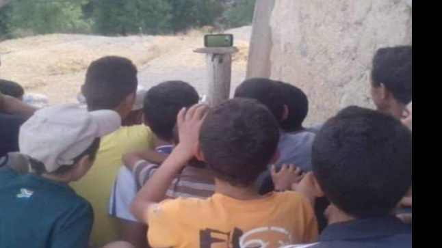 الصورة التي أشعلت فيسبوك ..أطفال مغاربة يتابعون مباراة المغرب كوت ديفوار على هاتف نقال!