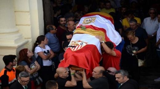 جنازة جماهيرية تودّع لاعب كرة القدم الإسباني “رييس” في إشبيلية