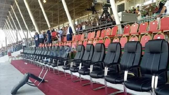 زعماء سياسيون يهربون من منصة الملعب في نهائي كأس الجزائر