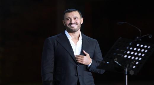 شاهد “فيديو” شابة تنقض على “القيصر” وترعبه في مسرح بتركيا!