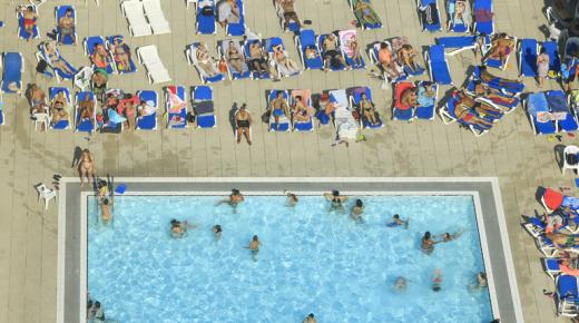 هذه المدينة تسمح للنساء السباحة بصدور عارية!