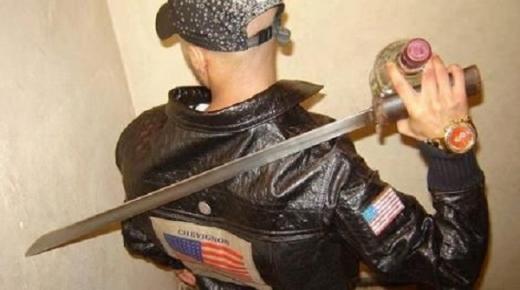 اعتقال “مجرم” نشر صورا يحمل فيها أسلحة بيضاء على مواقع التواصل الإجتماعي