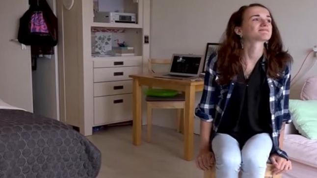 فتاة تثير جدلا واسعا بسبب خوفها من الوحدة