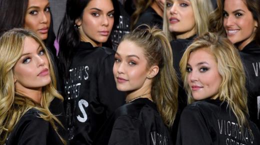 الكشف عن سبب رغبة النساء بارتداء ملابس تكشف مفاتنهن