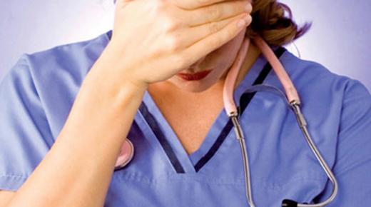 اعتقال ممرضة لتورطها في نشر تسجيل صوتي يتضمن أخبارا زائفة وإفشاء السر المهني..