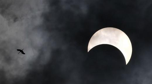 كسوف جزئي بالمنطقة العربية في هذا التاريخ.. لا تنظروا الى الشمس مباشرة!