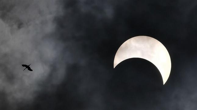 كسوف جزئي بالمنطقة العربية في هذا التاريخ.. لا تنظروا الى الشمس مباشرة!