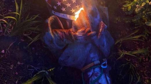 محتجون أمريكيون يسقطون تمثالا لكريستوفر كولومبوس ويلقونه في بحيرة