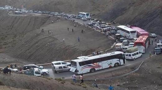 الحكومة تُقَدِّم أسباب نزول متناقضة لقرار منتصف الليل ..