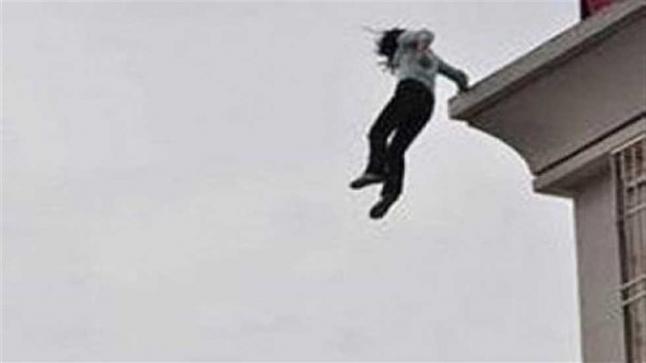 سيلفي يتسبب في هلاك طالبة جراء سقوطها من شرفة شقّة بحي القدس بوجدة..