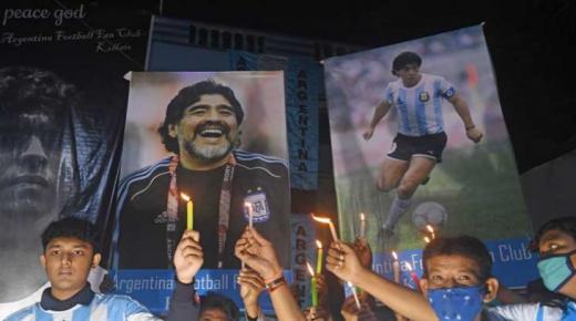 نقل جثمان مارادونا لمقر الحكومة الأرجنتينية وحشود هائلة تشارك في وداعه..