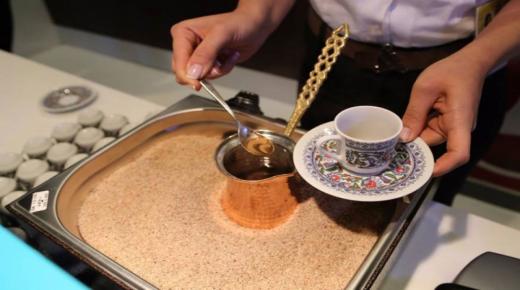 شرب القهوة باعتدال يقي من السرطان..