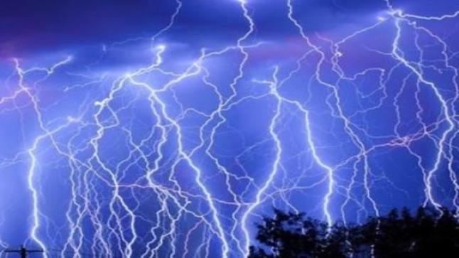 رياح قوية وأمطار رعدية مرتقبة من الأربعاء إلى الجمعة بعدد من مناطق المملكة..