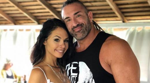 نجم المصارعة العالمي “ريكس” يفاجئ زوجته بتغيير جنسه واسمه..