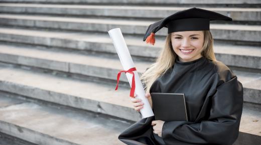 300 منحة دراسية للطلبة المتفوقين على صعيد جامعات المملكة لمتابعة دراساتهم في سلك الدكتوراه..