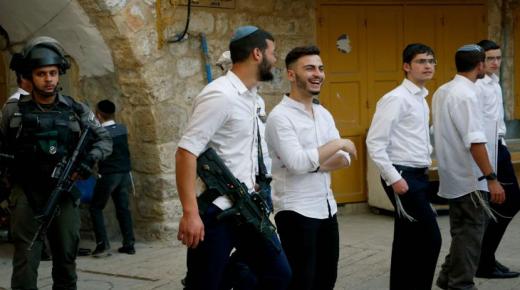 مستوطنون إسرائيليون يخطون على جدران في الضفة الغربية عبارات مسيئة للنبي محمد”ص”..