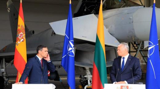 طائرتان روسيتان تقطعان مؤتمرا صحافيا لرئيس الوزراء الإسباني في ليتوانيا..