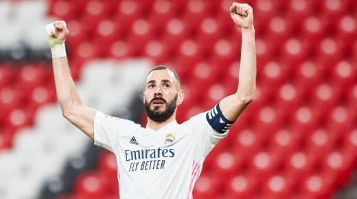 كريم بنزيمة يمدد عقده مع ريال مدريد لعام إضافي..