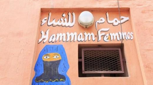 رجل يطارد زوجته الى داخل حمام نسوي