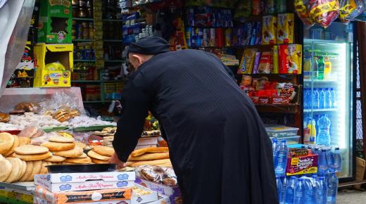 “بقال” يغرر بقاصر ويهتك عرضها داخل محله.. والأمن يعتقله..