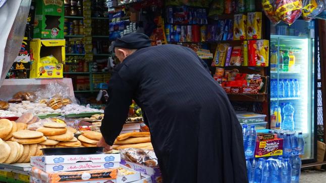 “بقال” يغرر بقاصر ويهتك عرضها داخل محله.. والأمن يعتقله..