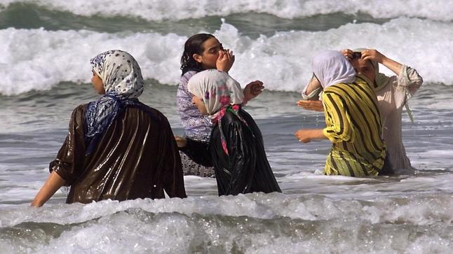 العطلة الصيفية.. الأزمة تبدّد حسابات الأسر المغربية وتدفعها لإلغاء رحلاتها الداخلية والخارجية..