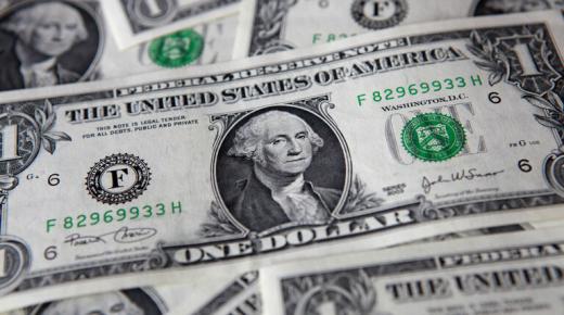 سعر صرف الدرهم يرتفع مقابل الدولار ويتراجع أمام الأورو