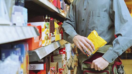 توقيف أفراد أسرة متورطة بالسرقة من داخل محلات تجارية