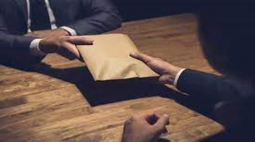 الرقم الأخضر يطيح بمدرب للسياقة وموظف في قضية تتعلق بالابتزاز والارتشاء